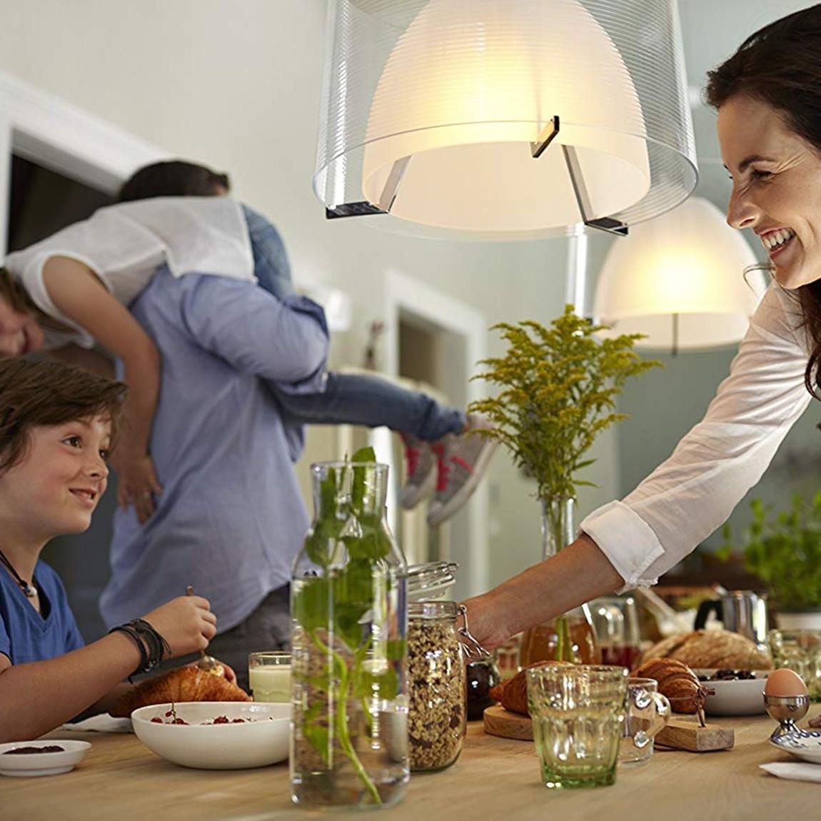 Philips Hue White Ambiance am Küchentisch mit Familie