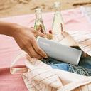 Sonos Roam mit Hand und Picknick