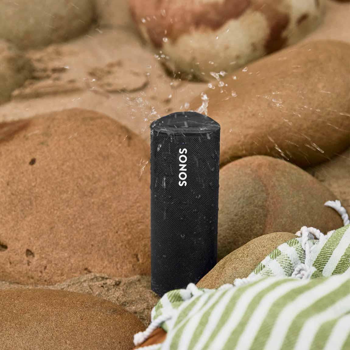Sonos Roam auf Stein