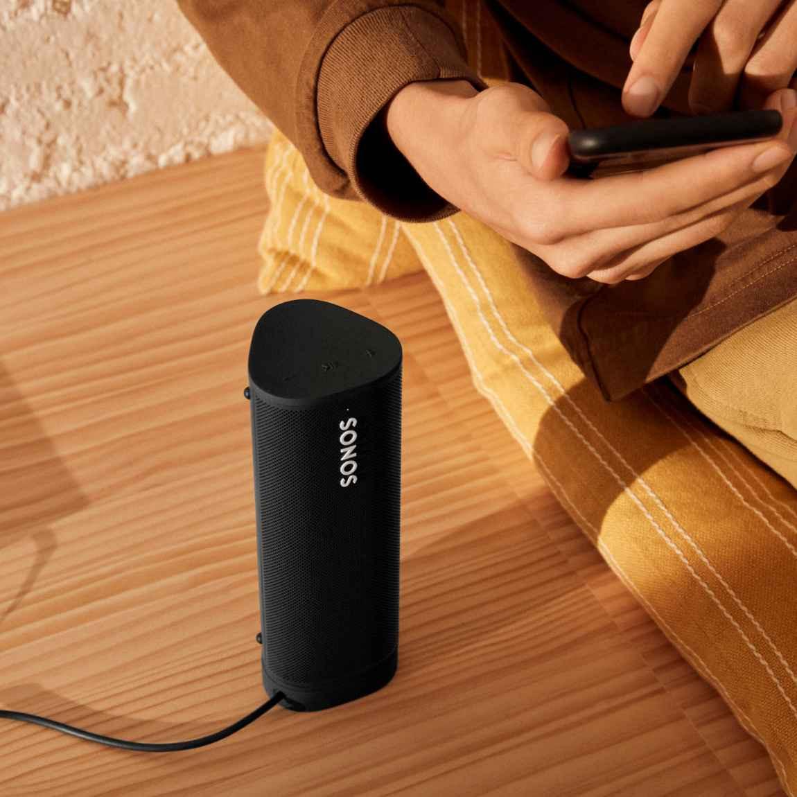 Sonos Roam SL - Mobiler Smart Speaker_schwarz_Lifestyle_Auf Boden