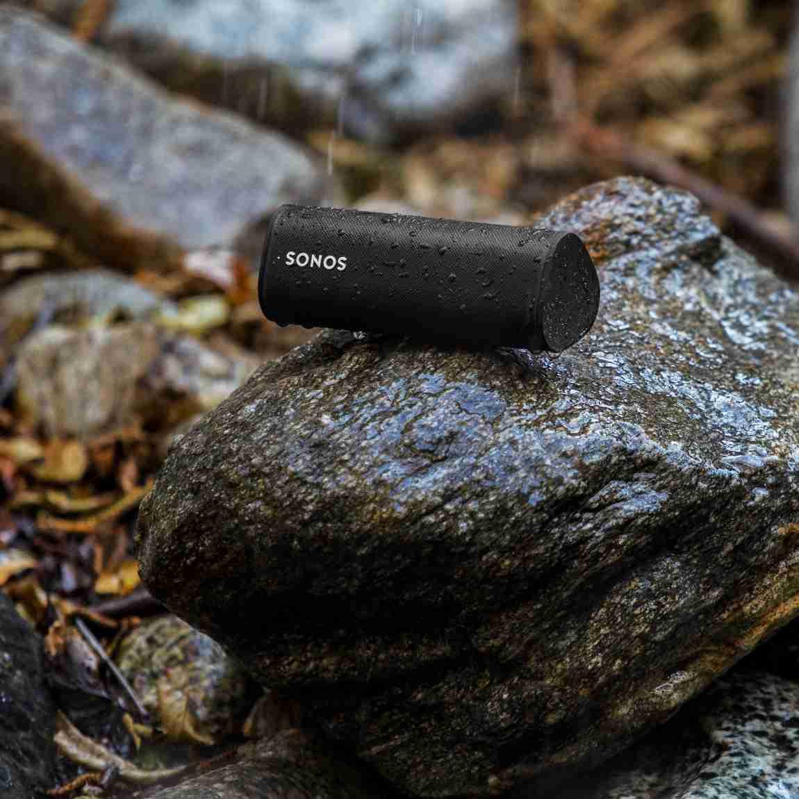 Sonos Roam SL - Mobiler Smart Speaker_schwarz_Lifestyle_Auf nassen Steinen