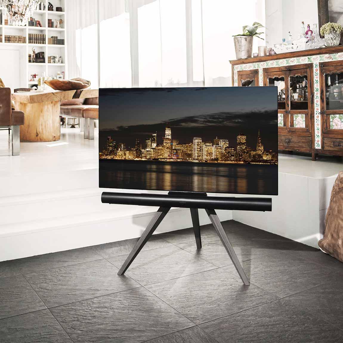 Spectral Art AX TV-Stand - Eiche grau mit Sonos Arc und Fernseher im Wohnzimmer