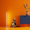 WiZ Pole Floor Light Tischleuchte Tunable Farbig_Lifestyle_Kind mit Laserschwert
