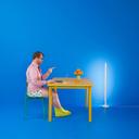 WiZ Pole Floor Light Tischleuchte Tunable Farbig_Lifestyle_Schreibtisch