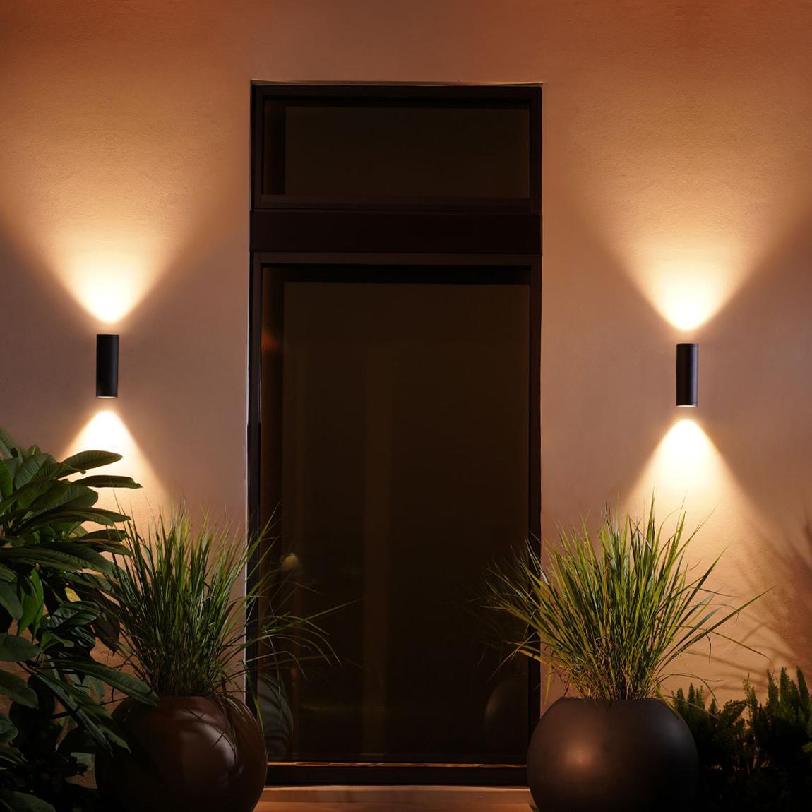 Philips Hue Wandleuchte Appear warmes Licht neben der Tür