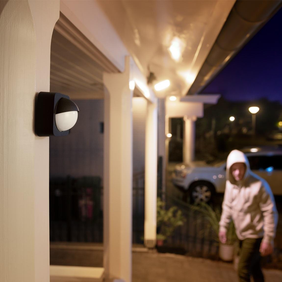 Philips Hue Outdoor Bewegungssensor am Haus mit Einbrecher