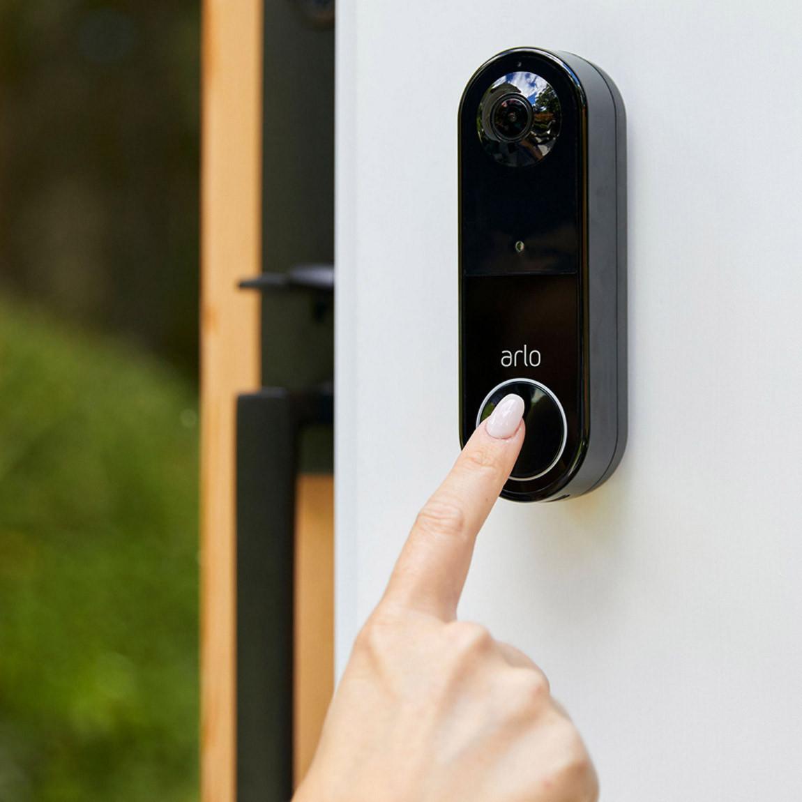 Arlo Wire Free Video Doorbell - Kabellose Video-Türklingel - schwarz neben der Tür 