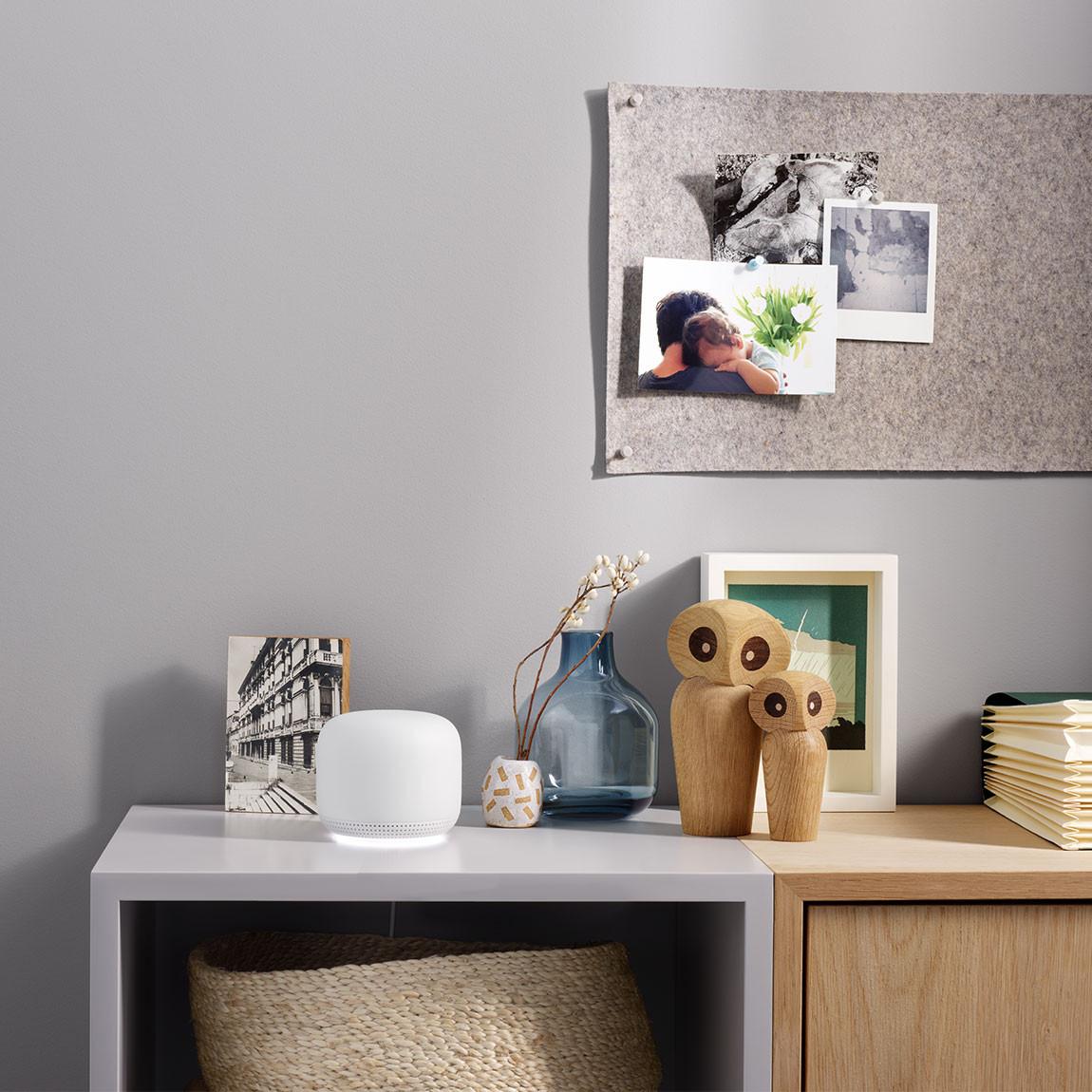 Google Nest Wifi-Zugangspunkt Weiß auf Regal im Wohnzimmer