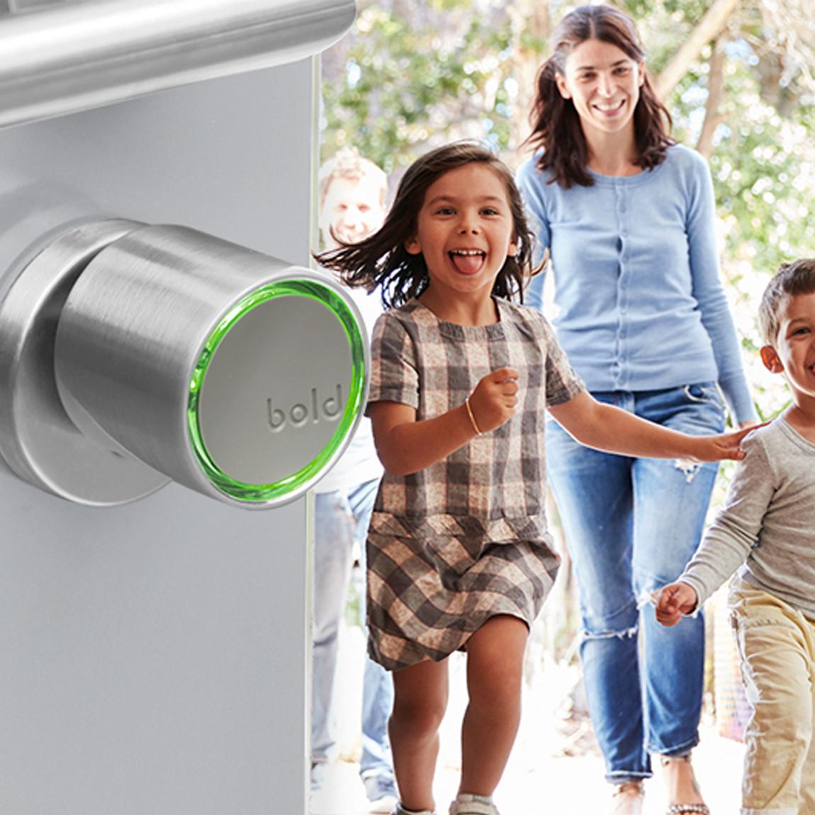 Bold Smart Lock SX-33 - Schlüsselzylinder 2er-Set + Connect Bridge_Lifestyle_offene Tür