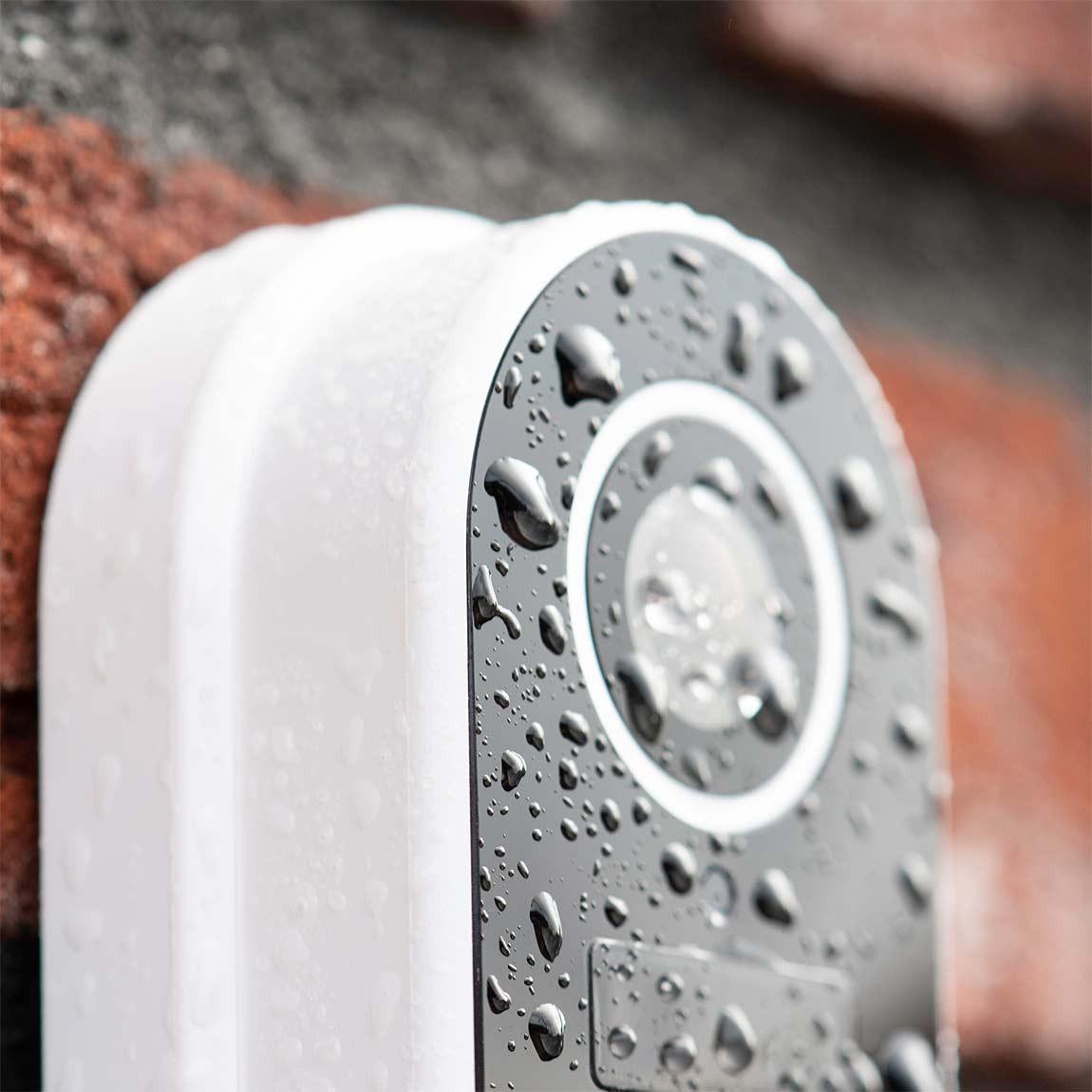 Hombli Smart Doorbell 2 - Smarte Video-Türklingel an der Hauswand im Regen