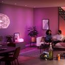 Philips Hue White and Color Ambiance GU10 Bluetooth Spot Lifestyle Wohnzimmer mit farbiger Beleuchtung