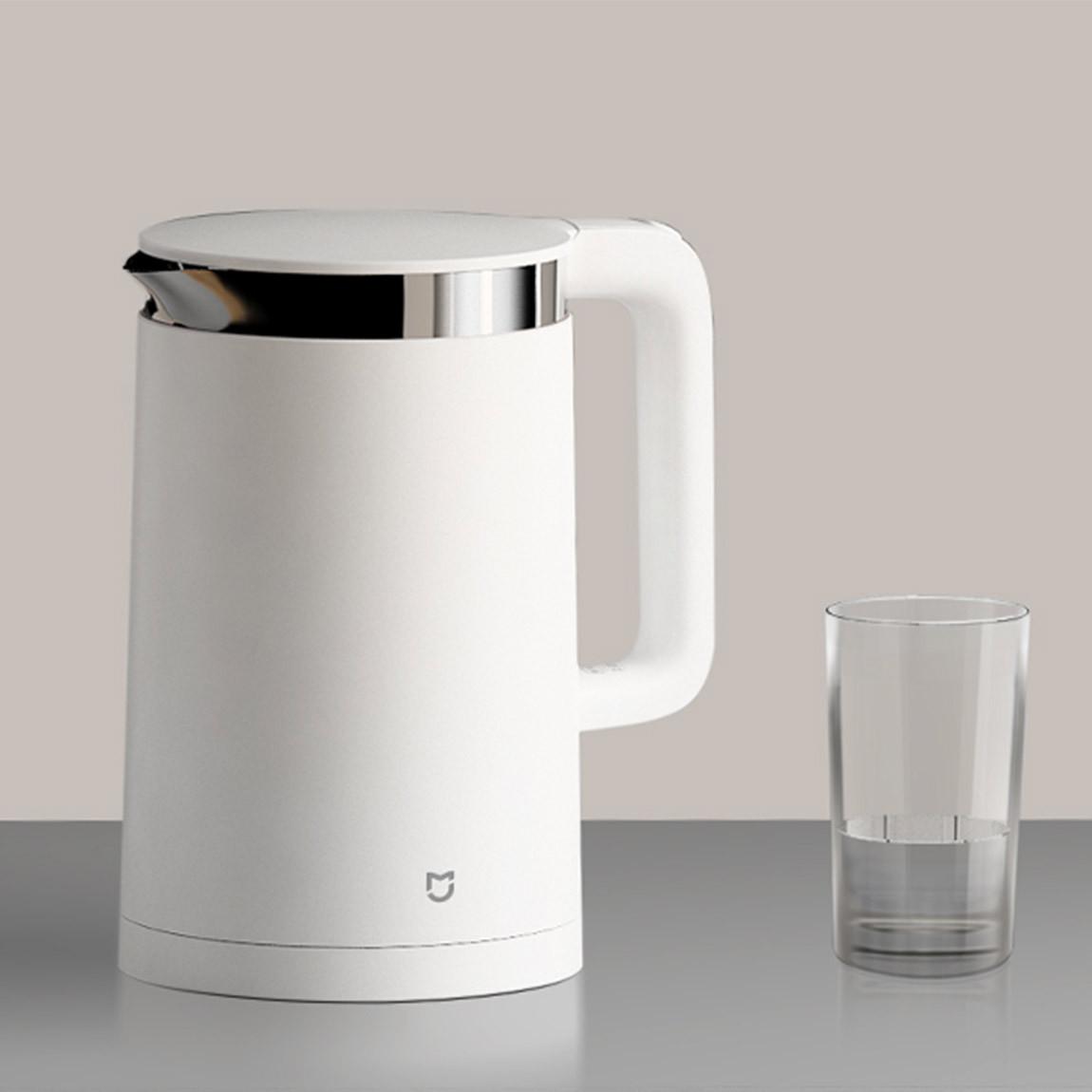 Xiaomi Mi Smart Kettle Pro - Smarter Wasserkocher - neben Glas