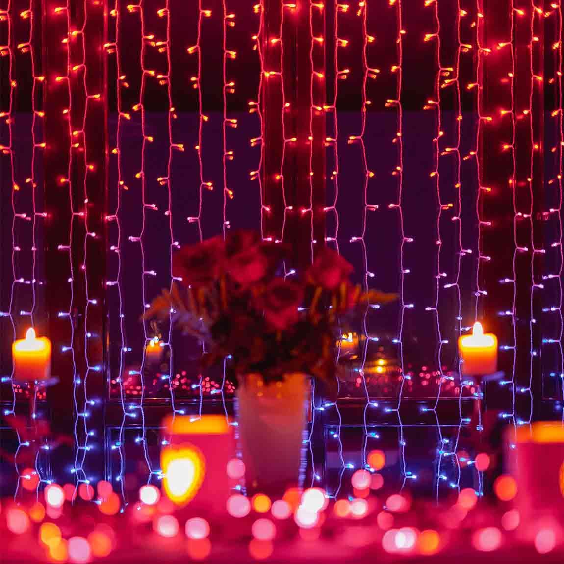 Twinkly Curtain - Smarter Lichter-Vorhang - Lifestyle - roter Vorhang
