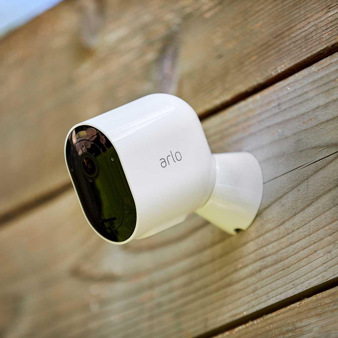 Arlo Pro 4 Kabelloses 2K-Überwachungssystem mit 4 Kameras_Lifestyle_An Holzwand