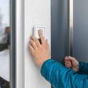 HomeTec Pro Bluetooth-Fingerscanner CFS3100 W - weiß – im Einsatz an Haustür