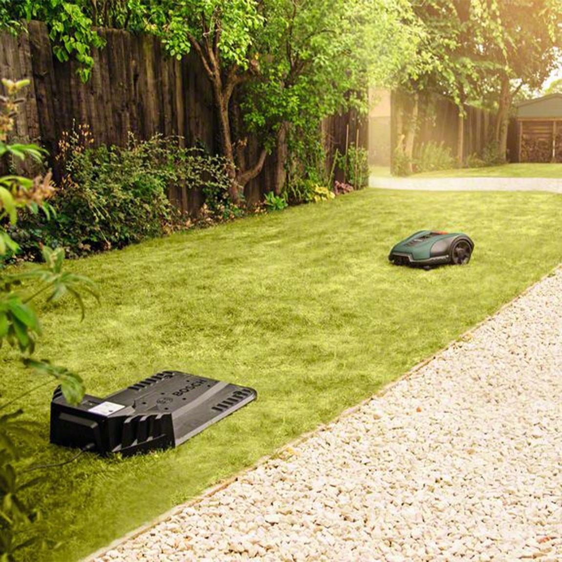 Bosch Ladestation Multi-Area für Indego im Garten