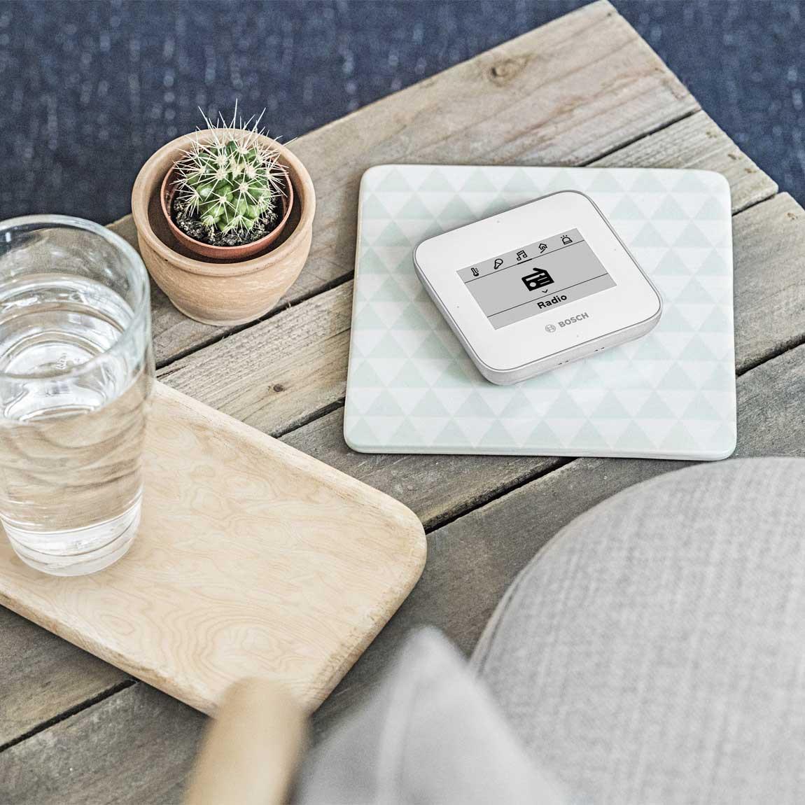 Bosch Smart Home Twist Fernbedienung aufm Tisch 