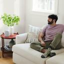 Google Nest Audio mit Mann auf Sofa