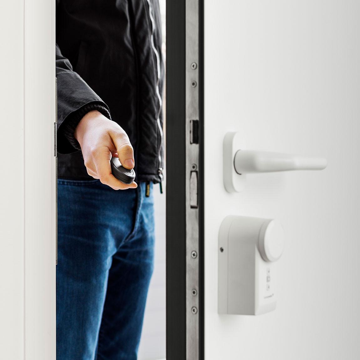 Homematic IP Türschlossantrieb an der Haustür mit Fernbedienung geöffnet