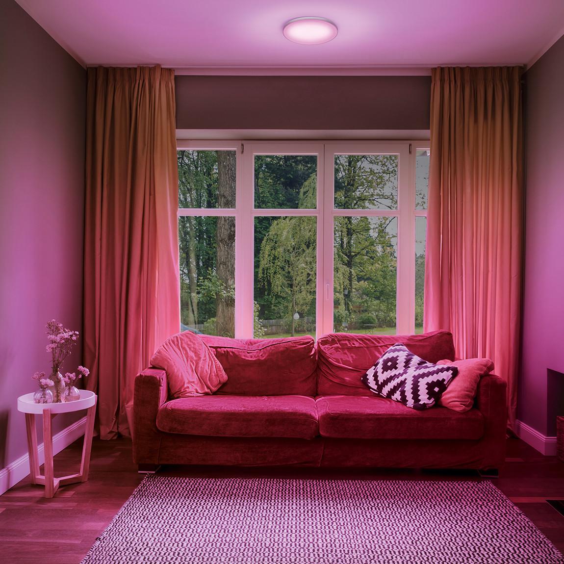 Ledvance SMART+ Planon Frameless rund CCT 300 mm pinkes Licht mit Sofa
