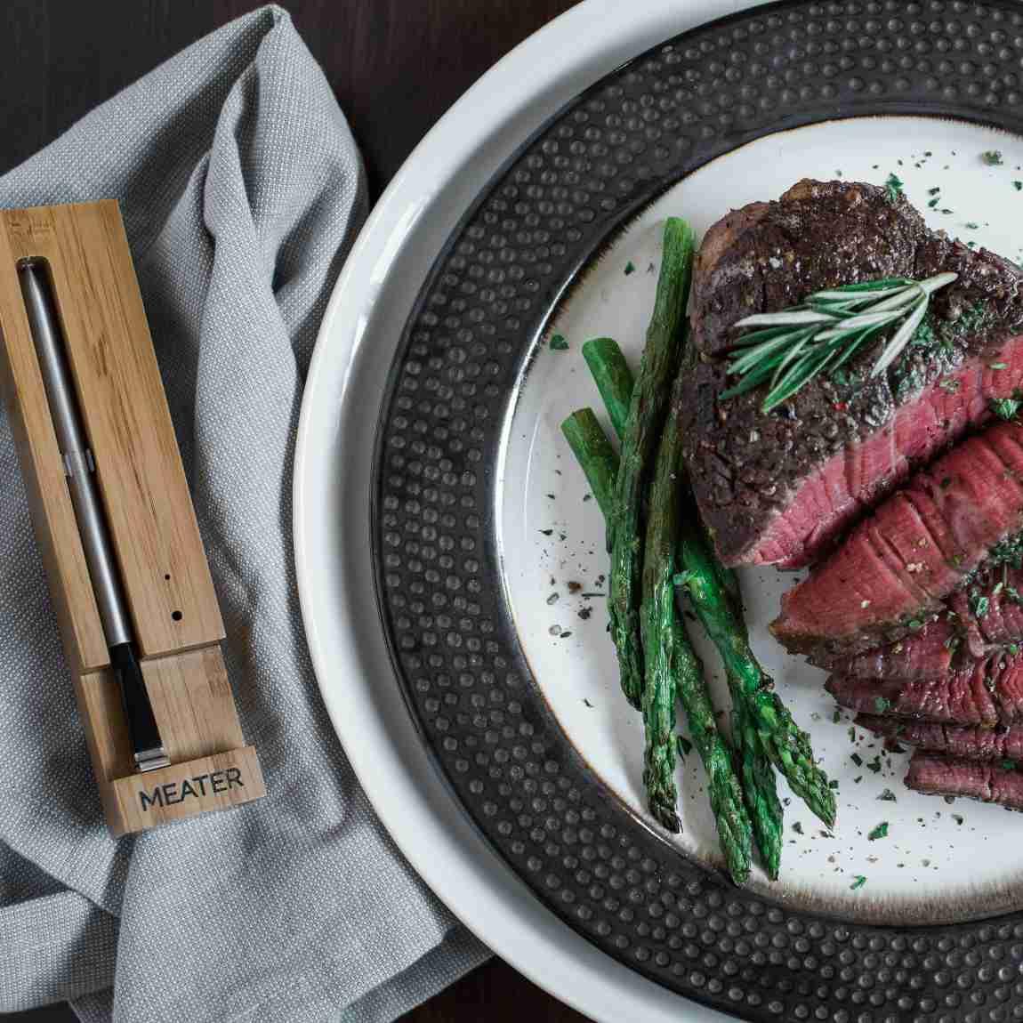 Meater Original - Smartes Fleischthermometer_Lifestyle_Steakteller mit Thermometer