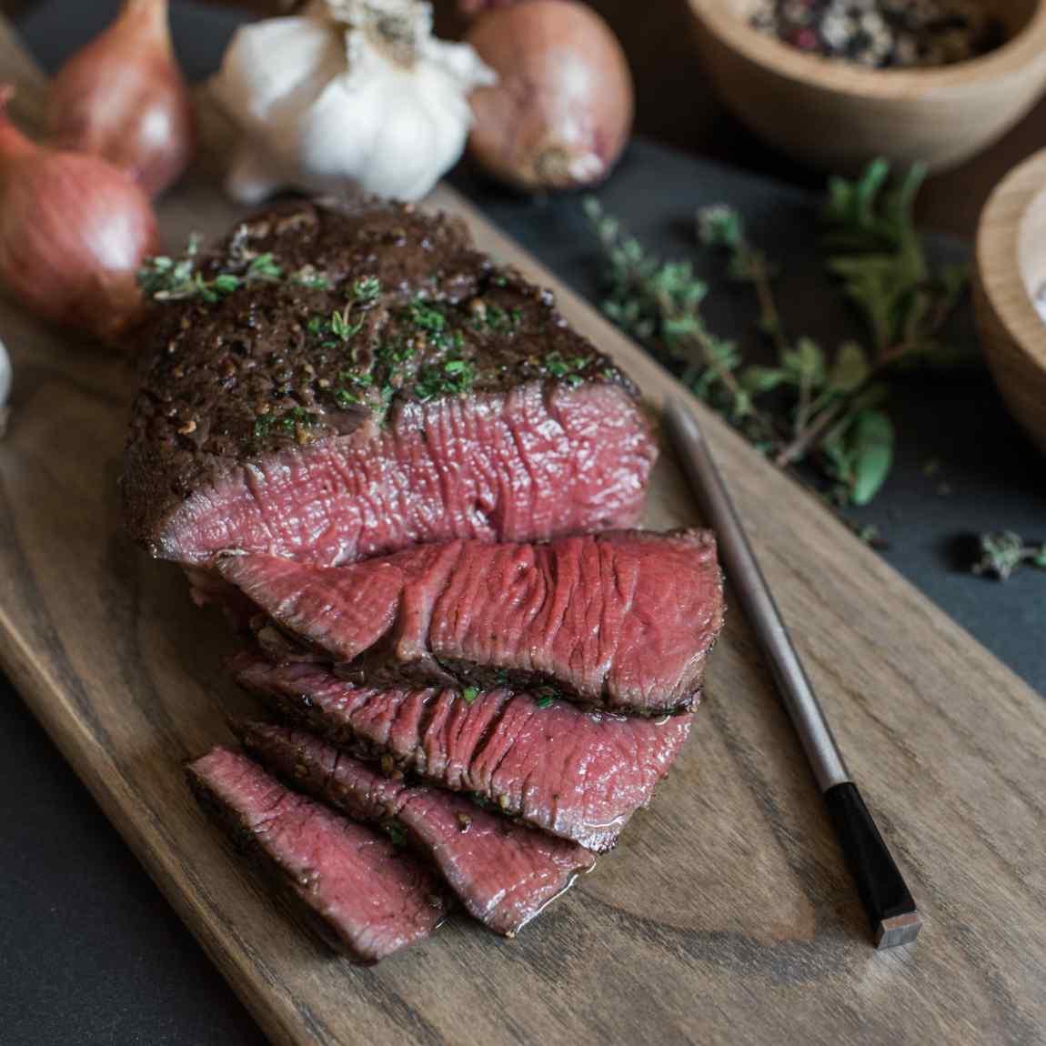 Meater Original - Smartes Fleischthermometer_Lifestyle_Steakbrett mit Thermometer
