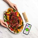 Meater Original - Smartes Fleischthermometer_Lifestyle_Steakteller mit App und Thermometer