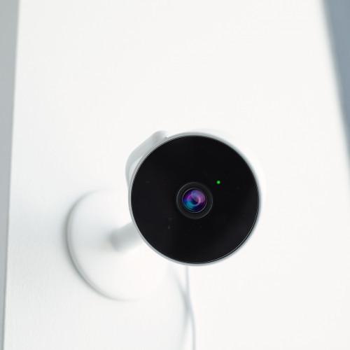 Hombli Smart Indoor Camera an der Wand