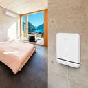 tado° Smarte Klimaanlagen-Steuerung V3+ an der Wand neben Schlafzimmer