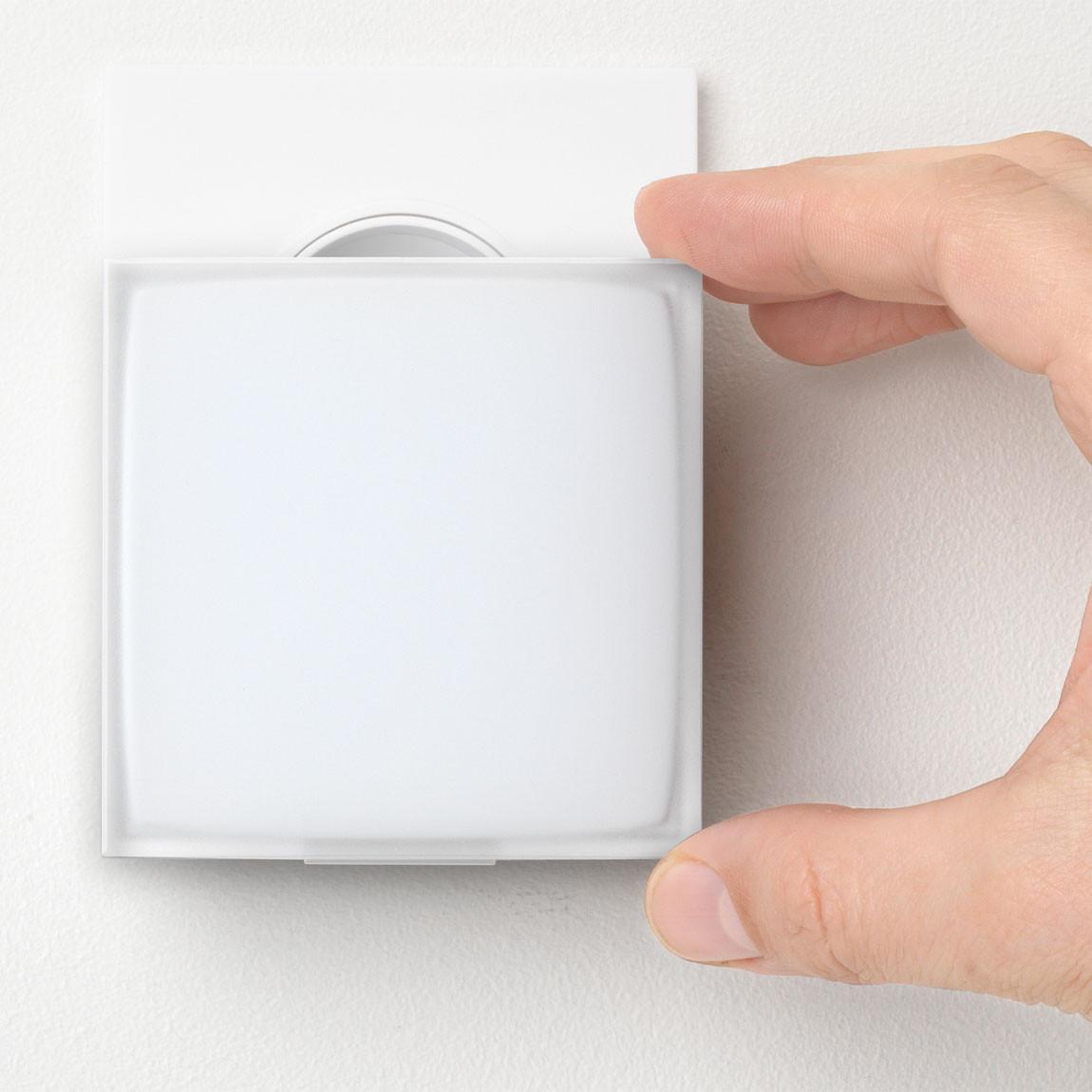 Heizkörper-Thermostat an Wohnzimmerwand