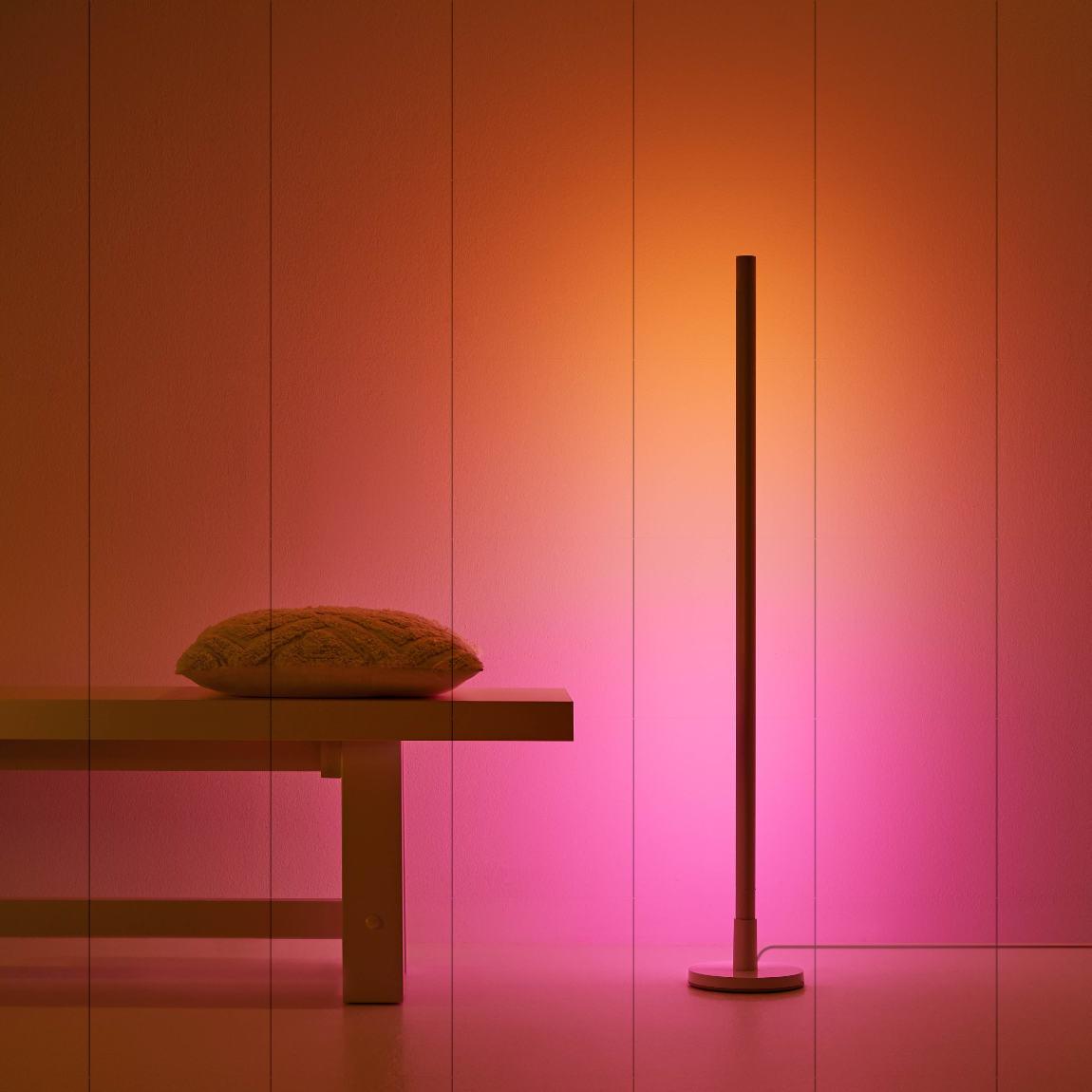WiZ Pole Floor Light Tischleuchte Tunable Farbig_Lifestyle_Sitzbank in Farbe