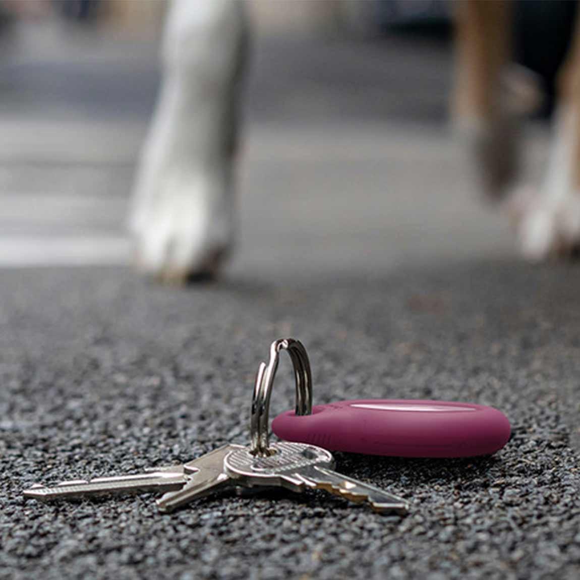 Belkin Secure Holder mit Schlüsselanhänger für Apple AirTag - auf der Straße