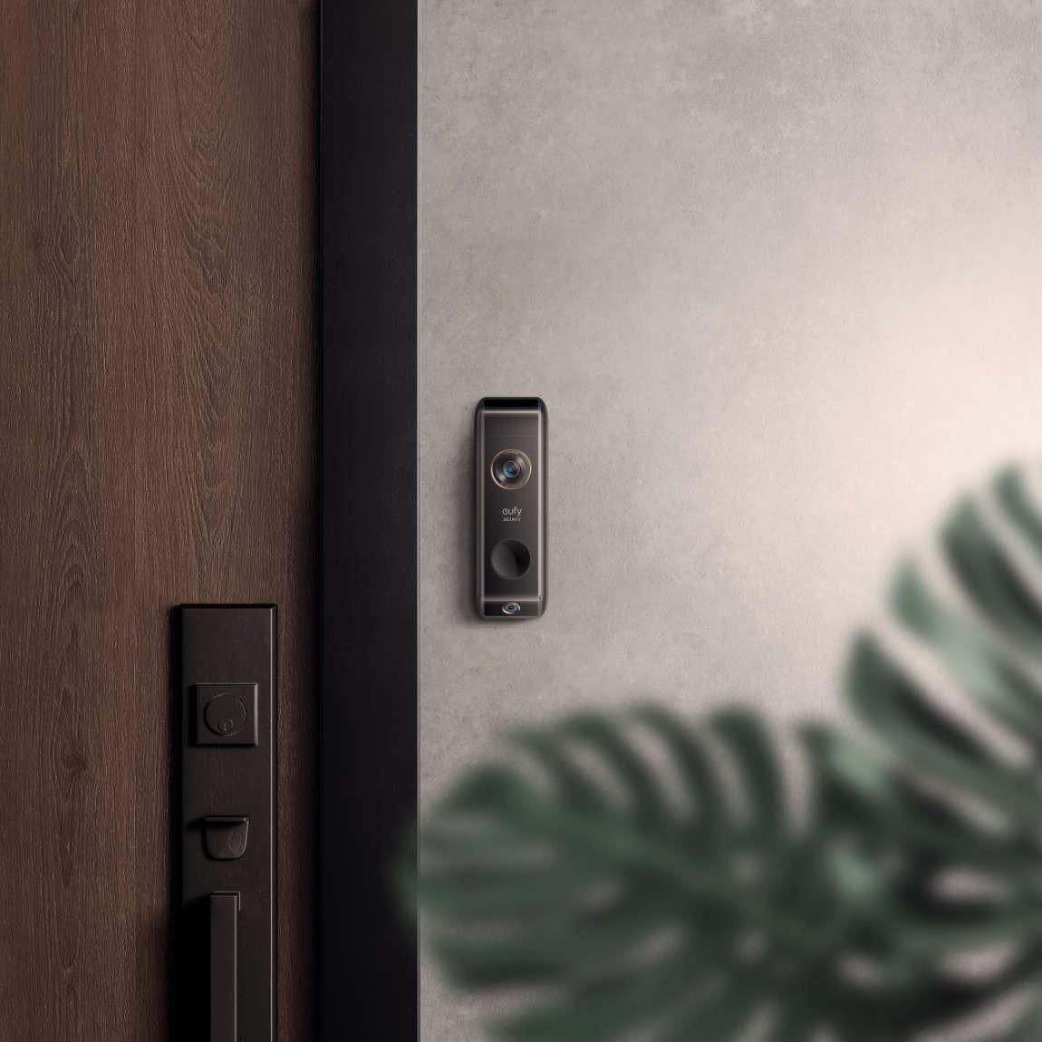 eufy Video Doorbell Dual_Lifestyle_An Haustür