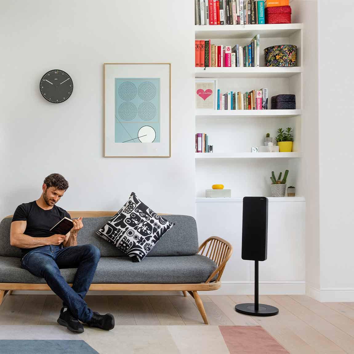 Braun Audio LE02 - Smarter Lautsprecher - schwarz - Lifestyle - Wohnzimmer