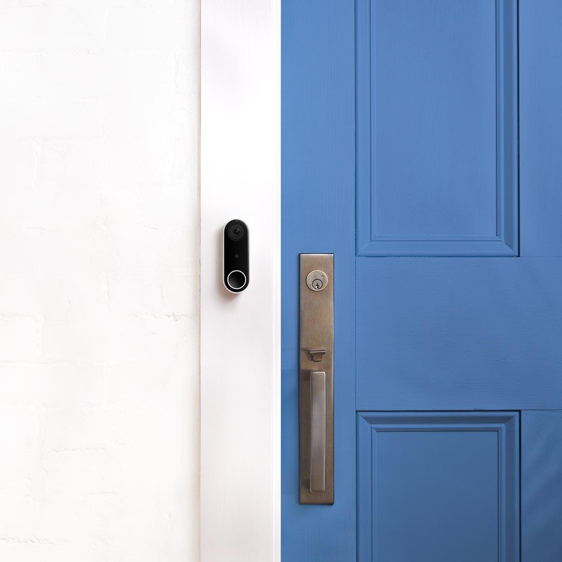 Google Nest Doorbell (Mit Kabel) neben Tür