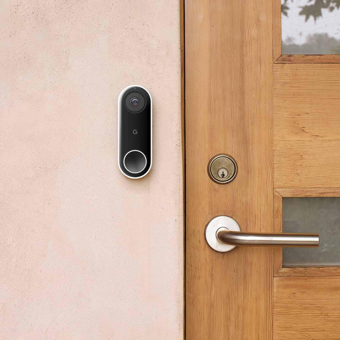 Google Nest Doorbell (Mit Kabel) neben Tür
