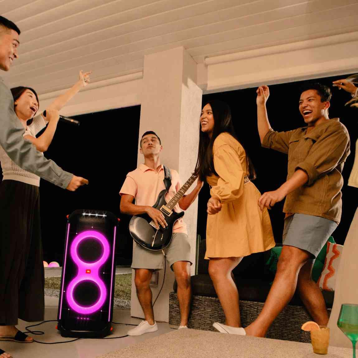 JBL Partybox 710 - Portabler Speaker_Lifestyle_Party