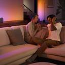 Philips Hue Gradient Signe Stehleuchte - Lifestyle Gespräch auf Couch
