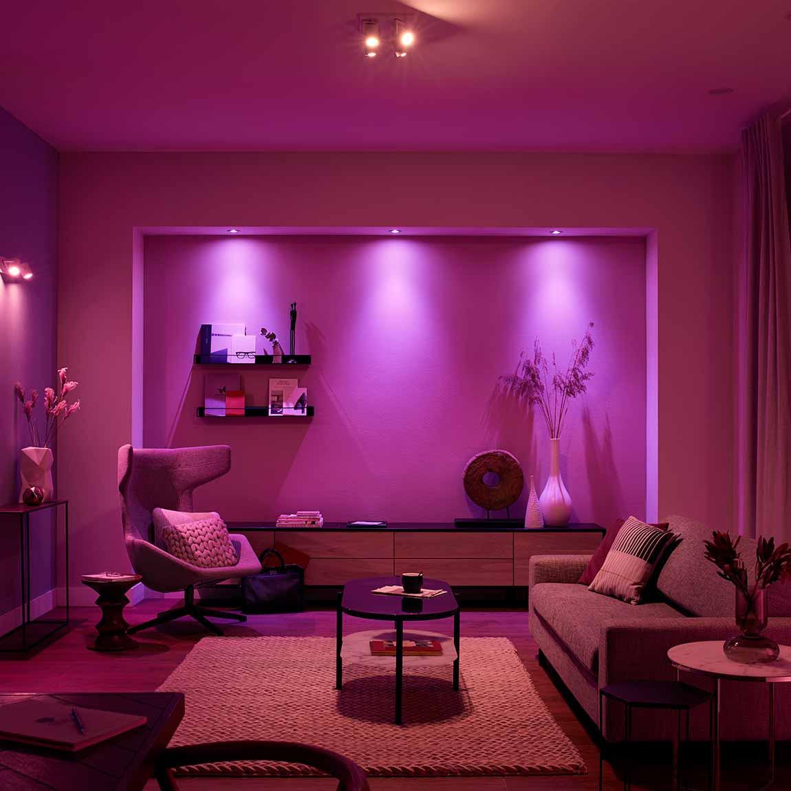 Philips Hue White & Color Ambiance GU10 Dreierpack 3x230lm - Lifestyle Wohnzimmer in Farbe