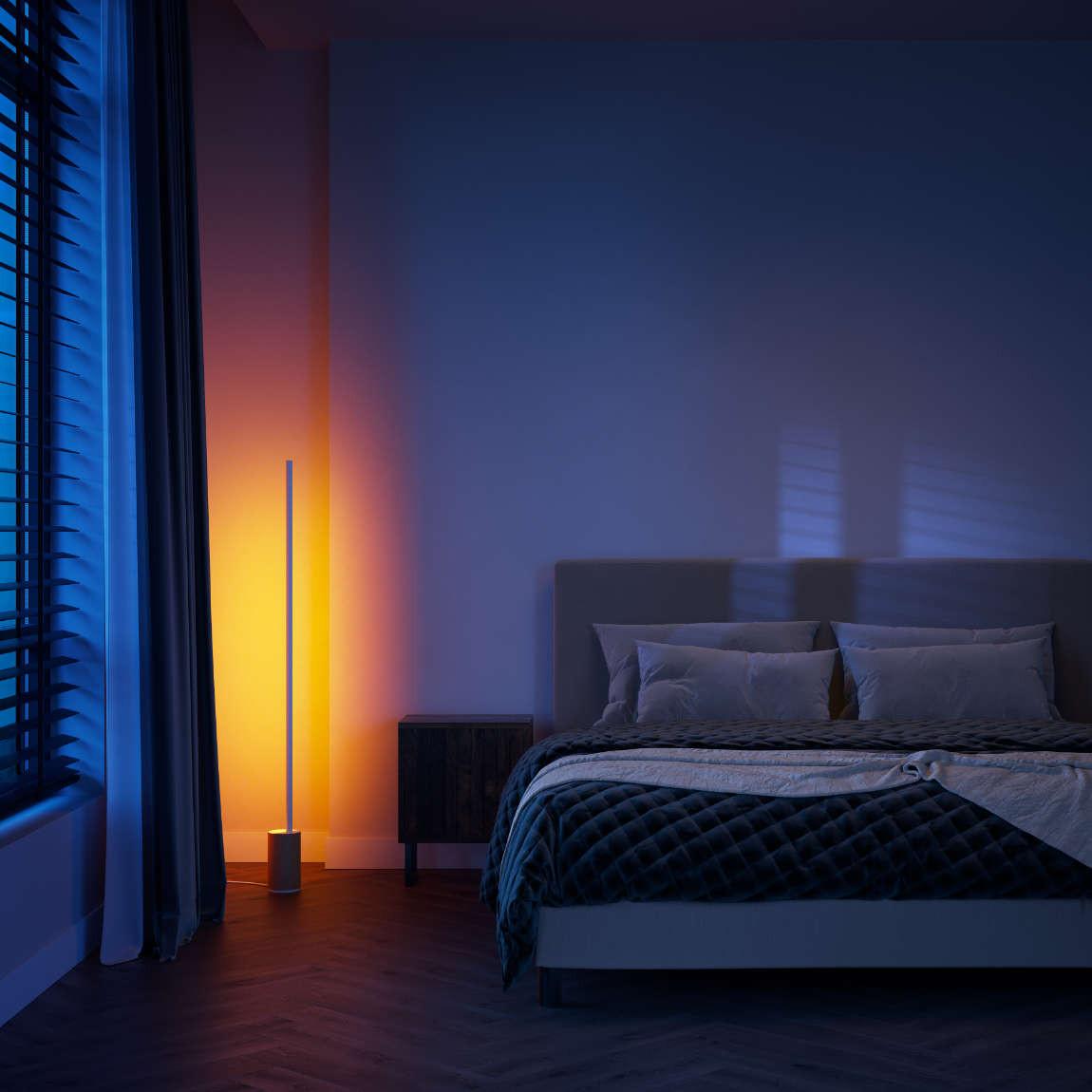 Philips Hue Gradient Signe Oak Stehleuchte 1800lm_Schlafzimmer beleuchtet bei Nacht