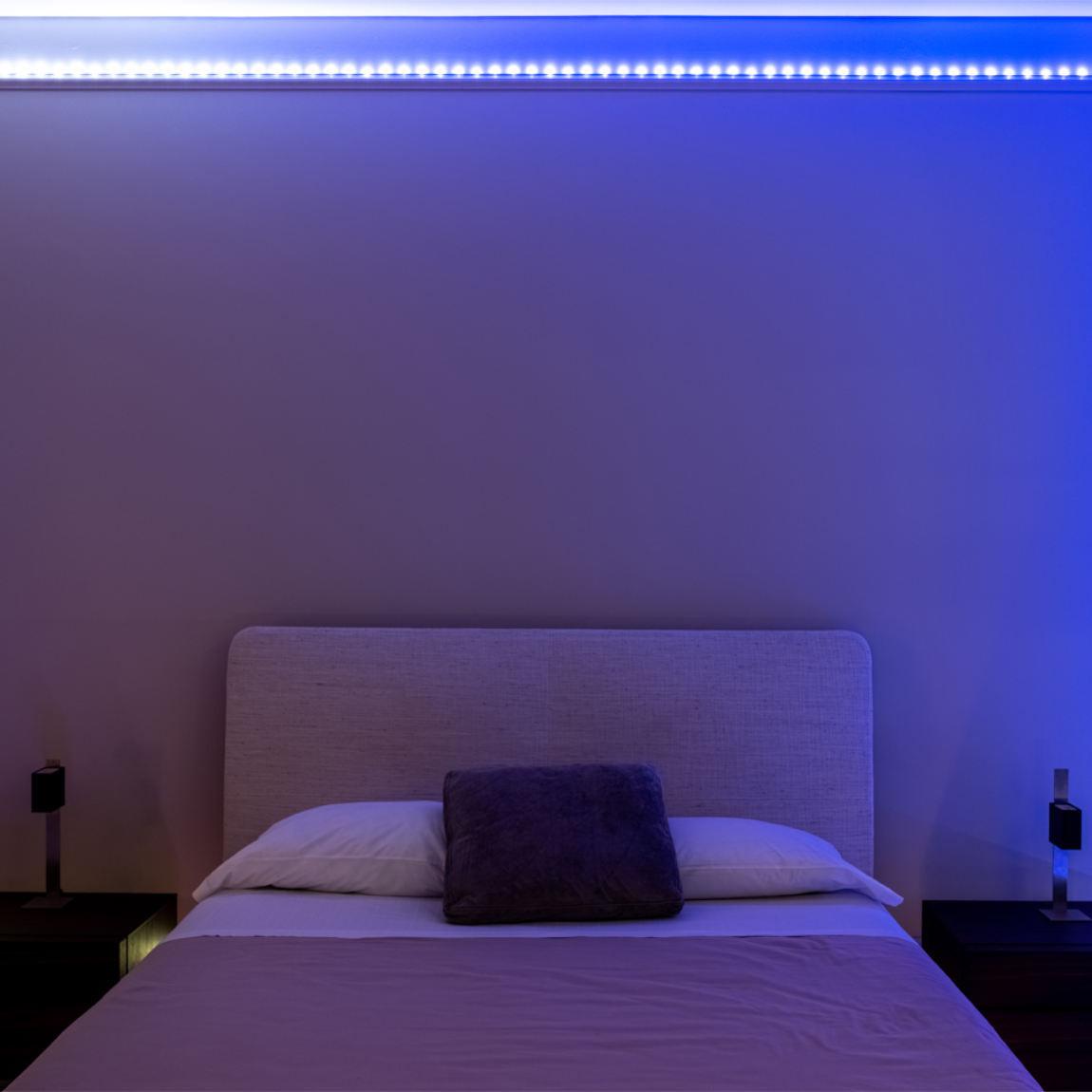 Twinkly Dots - Smarte Lichterkette mit 200 LEDs_Lifestyle_Schlafzimmer blau