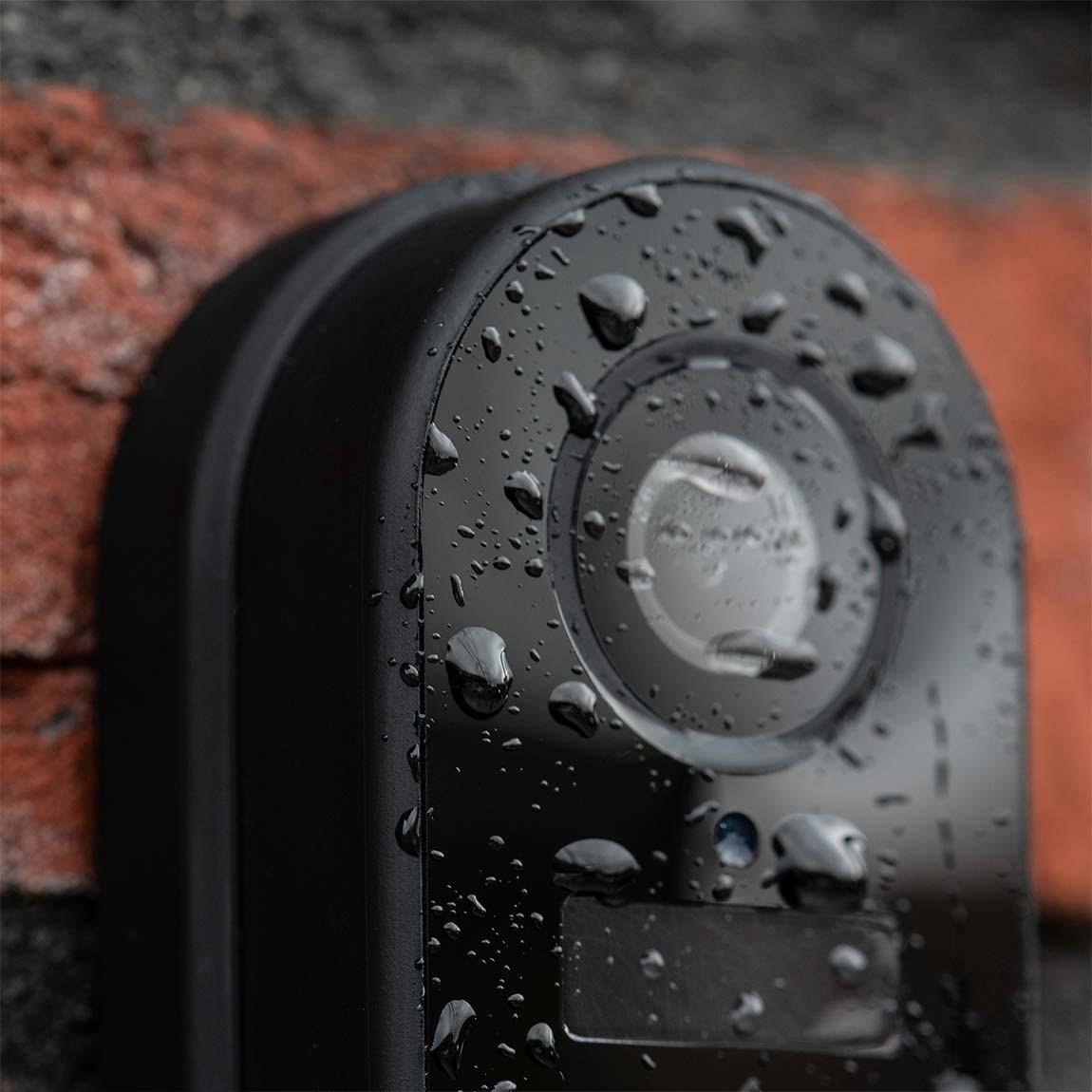 Hombli Smart Doorbell 2 inkl. Chime 2 - schwarz_Lifestyle_Doorbell an Hauswand Nass