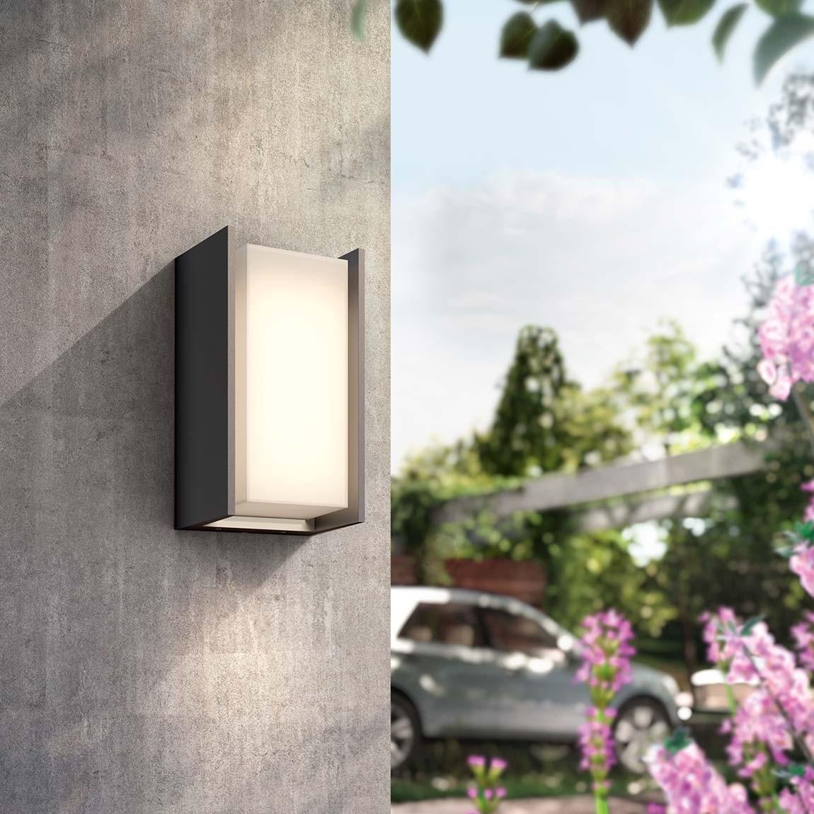 Philips Hue LED Wandleuchte Turaco - Schwarz an einer Außenwand am Tag