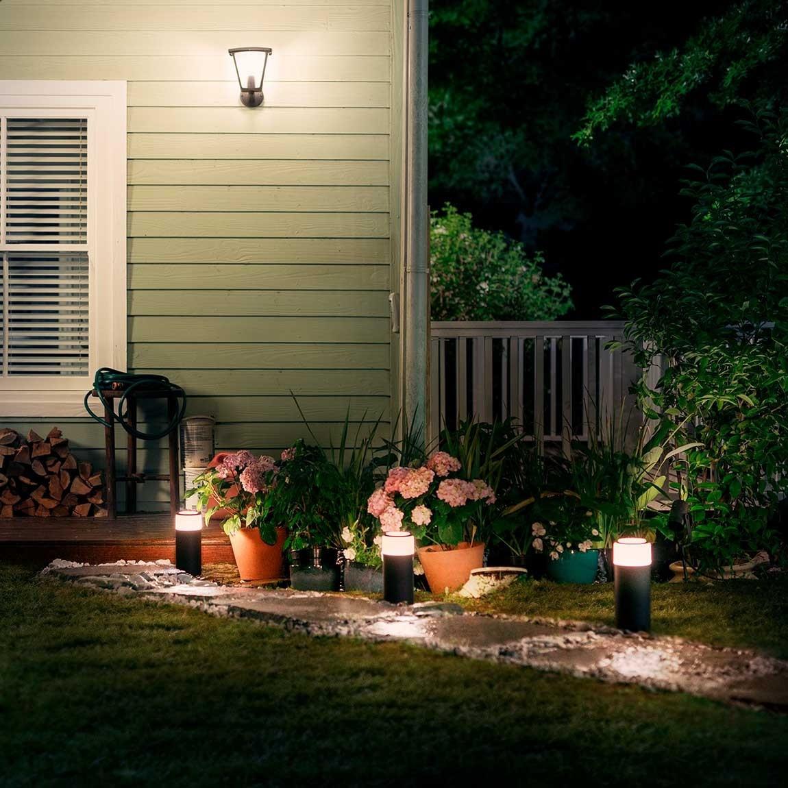 Philips Hue LED Sockelleuchte Calla beleuchtet den Weg im Garten