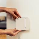 Bosch Smart Home Controller an der Wand mit Händen 