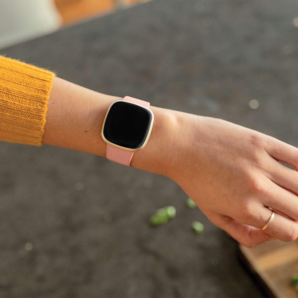 Fitbit Versa 3 - Smartwatch mit Sprachassistent - altrosa am Handgelenk
