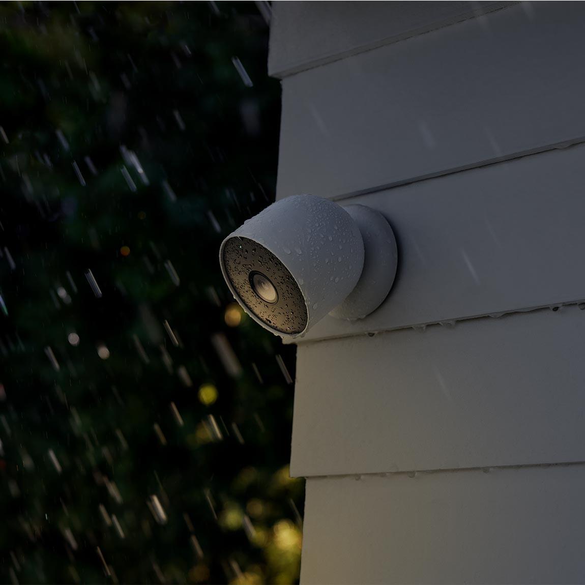 Google Nest Cam (mit Akku) - Lifestyle - Bei Nacht im Regen
