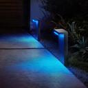 Philips Hue Sockelleuchte Nyro blaues Licht im Garten 