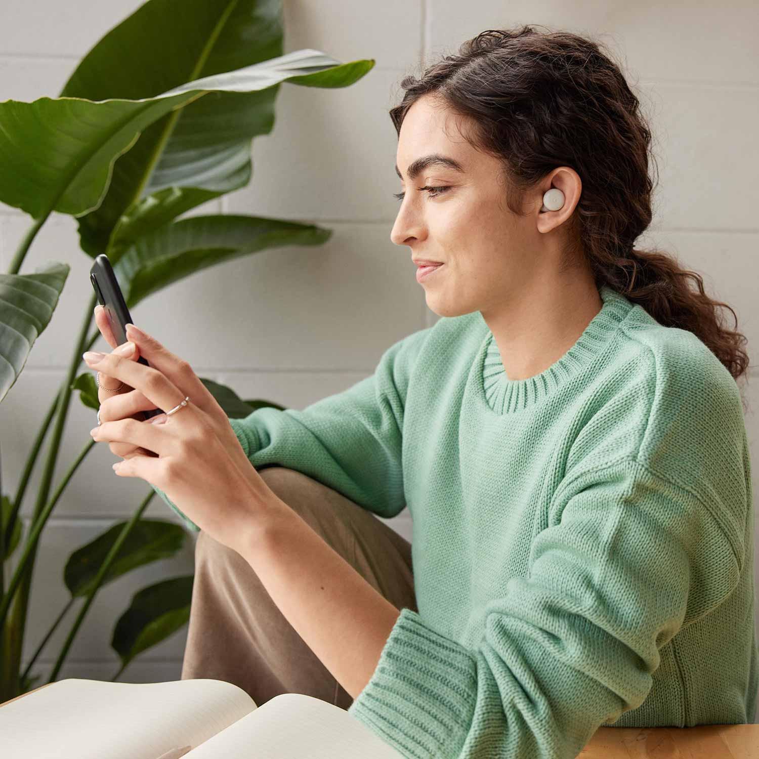 Google Pixel Buds A Series - Weiß Frau mit Pixel Phone in der Hand