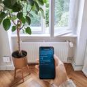 Bosch Smart Home Heizungsthermostat im Wohnzimmer bedient von iPhone